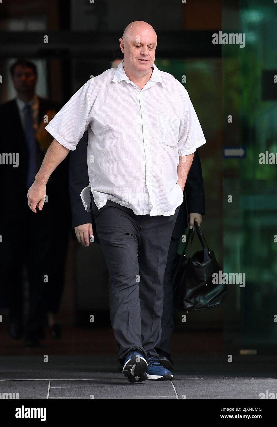 Küchenchef Peter Stubbs verlässt am Dienstag, den 9. Oktober 2018, das Magistrate Court in Brisbane. Chefkoch Peter Stubbs wurde mit einer Geldstrafe von $17.000 bestraft, nachdem ratsinspektoren 2017 in der Küche seiner Piccolo Pizzeria einen Kakerlakenbefall entdeckt hatten. (AAP-Bild/Dan Peled) Stockfoto