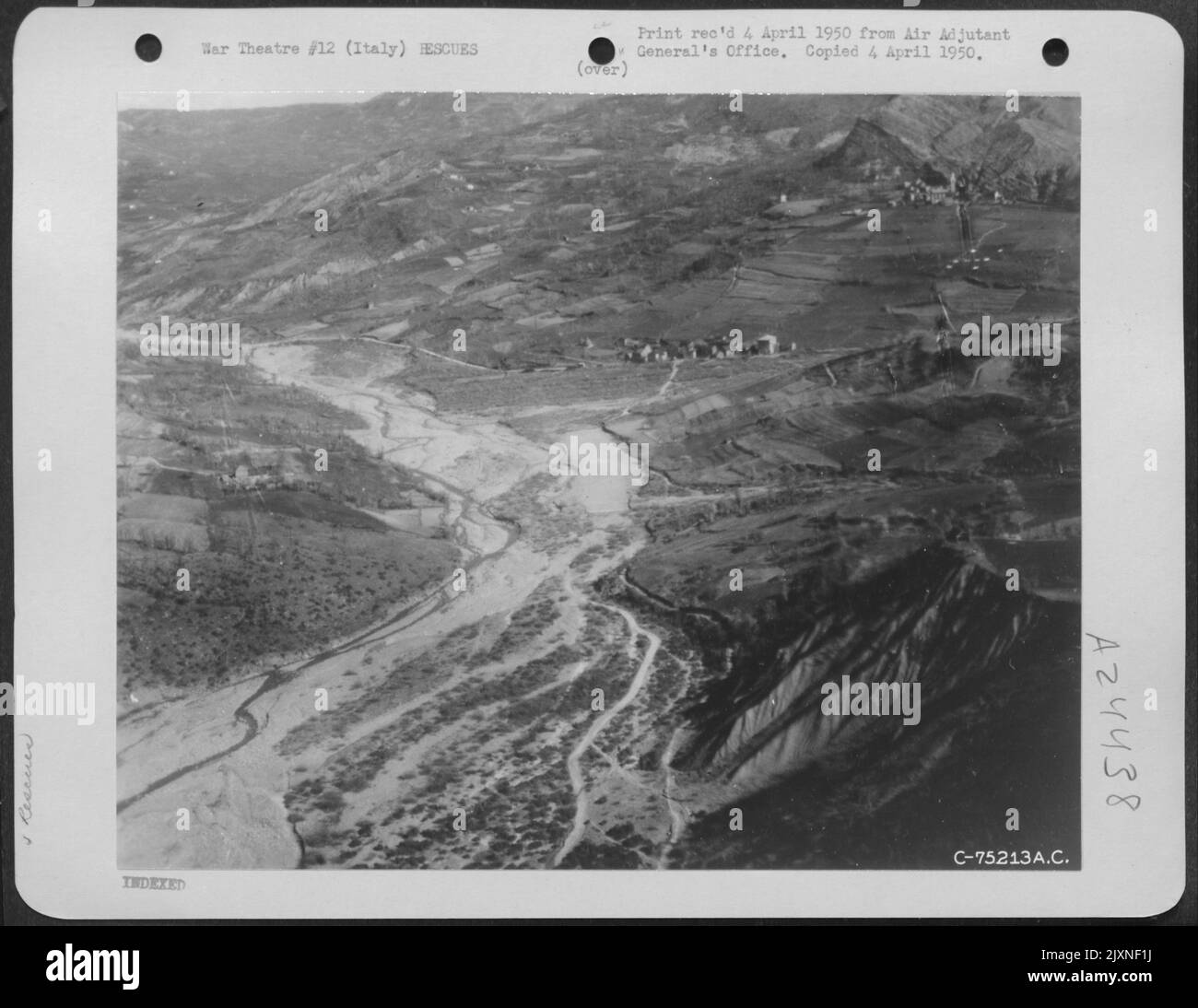 Operationen Im Zusammenhang Mit Der Rettung Eines Verletzten American Airman, Der Mit Dem Fallschirm In Das Gegnerische Territorium Geschutscht War Und Zwei Monate Lang Hinter Den Linien Stand. Ein Fieseler Storch-Flugzeug wurde zur Rettung und bei der Landung auf Einer sekundären Flugstrecke geschickt Stockfoto