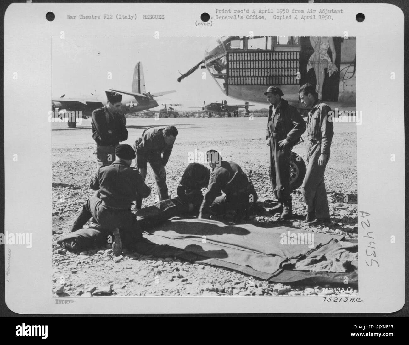 Operationen Im Zusammenhang Mit Der Rettung Eines Verletzten American Airman, Der Mit Dem Fallschirm In Das Gegnerische Territorium Geschutscht War Und Zwei Monate Lang Hinter Den Linien Stand. Ein Fieseler Storch-Flugzeug wurde zur Rettung und bei der Landung auf Einer sekundären Flugstrecke geschickt Stockfoto