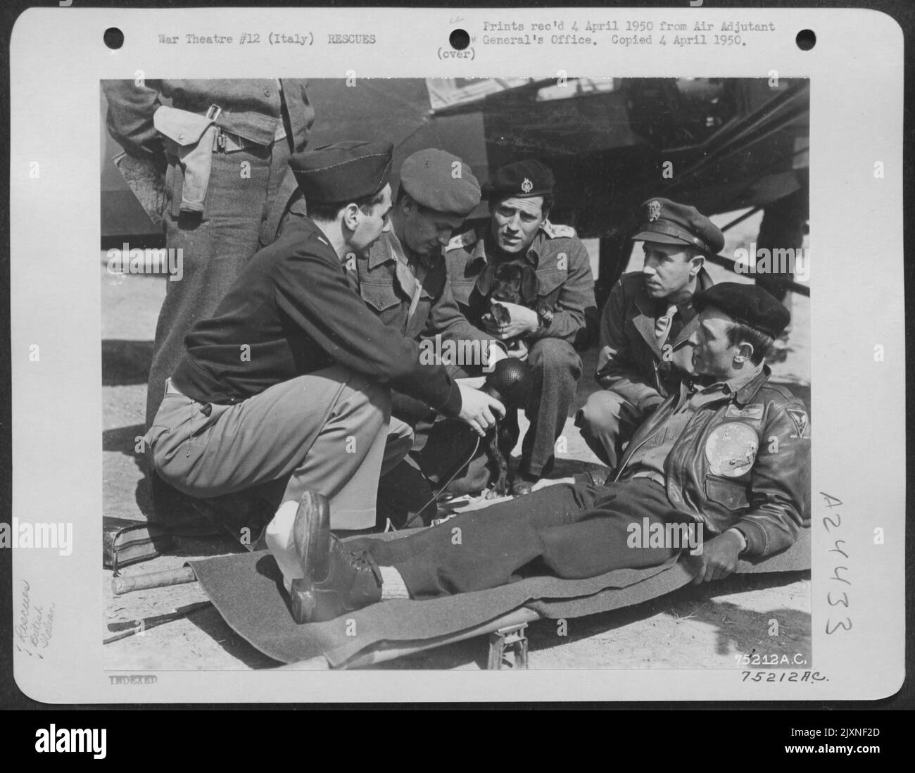 Operationen Im Zusammenhang Mit Der Rettung Eines Verletzten American Airman, Der Mit Dem Fallschirm In Das Gegnerische Territorium Geschutscht War Und Zwei Monate Lang Hinter Den Linien Stand. Ein Fieseler Storch-Flugzeug wurde zur Rettung und bei der Landung auf Einer sekundären Flugstrecke geschickt Stockfoto