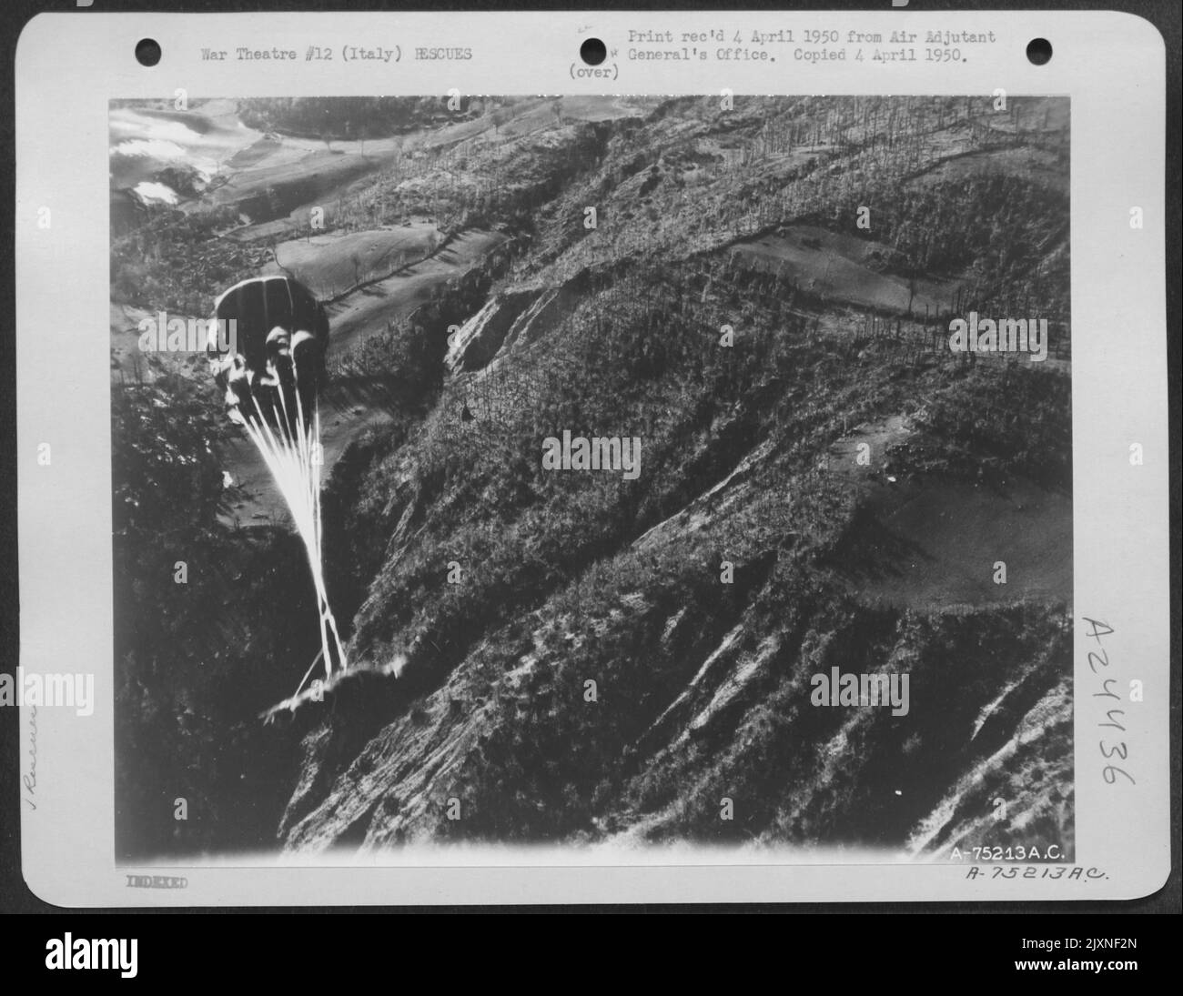 Operationen Im Zusammenhang Mit Der Rettung Eines Verletzten American Airman, Der Mit Dem Fallschirm In Das Gegnerische Territorium Geschutscht War Und Zwei Monate Lang Hinter Den Linien Stand. Ein Fieseler Storch-Flugzeug wurde zur Rettung und bei der Landung auf Einer sekundären Flugstrecke geschickt Stockfoto