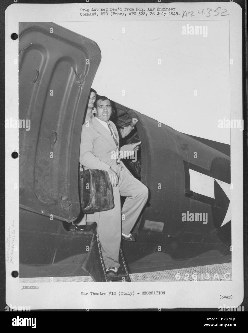 Ankunft Von Primo Carnera Am Flughafen Capodichino, Italien, Um An Den Ausstellungsbegehungen Für Mitglieder Des Aaf Engineer Command Teilzunehmen. Stockfoto