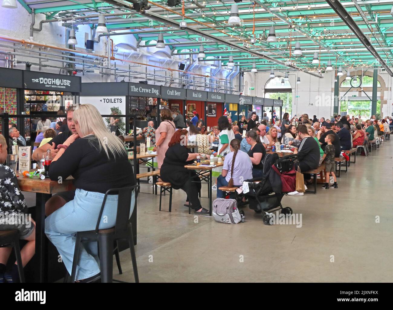 Geschäftiger Samstagmorgen im Crewe Indoor Market, Food and Drink Court, 17 Earle St, Crewe, Cheshire, England, UK, CW1 2BH Stockfoto