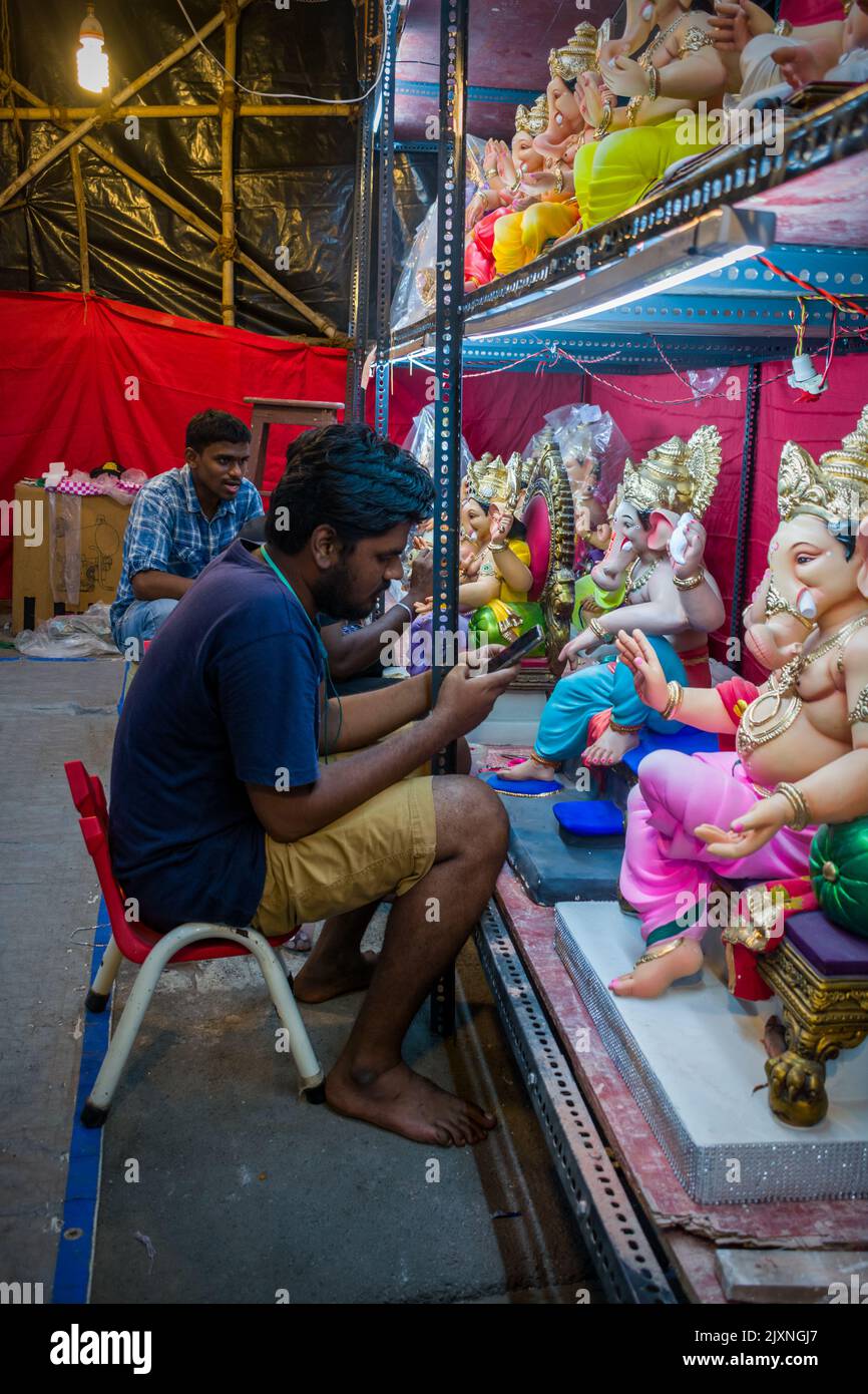 Ein Künstler in einer Werkstatt von Lord Ganesha Idols in Mumbai vor dem verheißungsvollen indischen Festival von Ganesh Chaturth Stockfoto