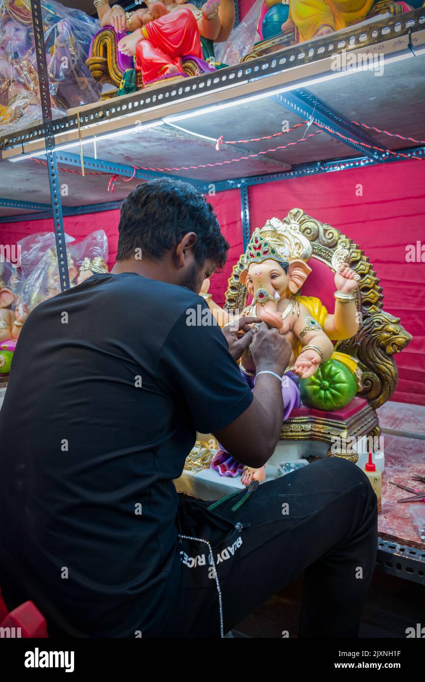 Eine Statue von Lord Ganesha, die von einem Künstler in einem Workshop in Mumbai vor dem verheißungsvollen indischen Fest von Ganesh Chaturth dekoriert wurde Stockfoto
