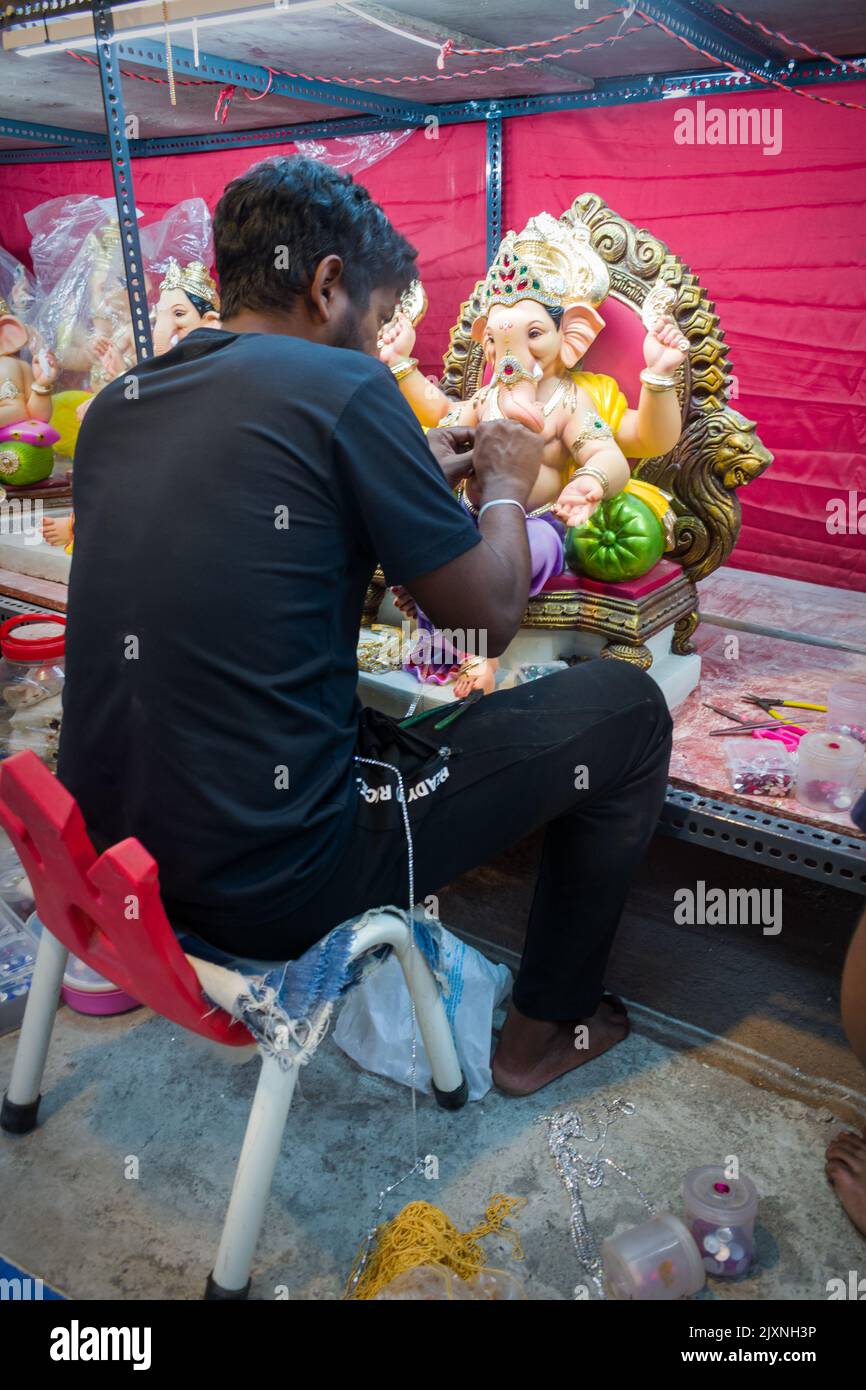 Eine Statue von Lord Ganesha, die von einem Künstler in einem Workshop in Mumbai vor dem verheißungsvollen indischen Fest von Ganesh Chaturth dekoriert wurde Stockfoto