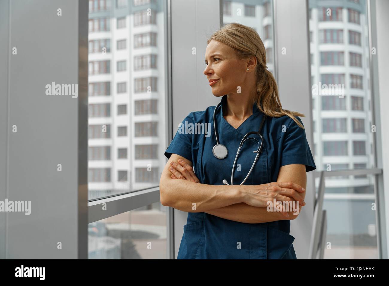 Professioneller Arzt Therapeut in der Nähe von Fenster in der privaten medizinischen Klinik stehen Stockfoto