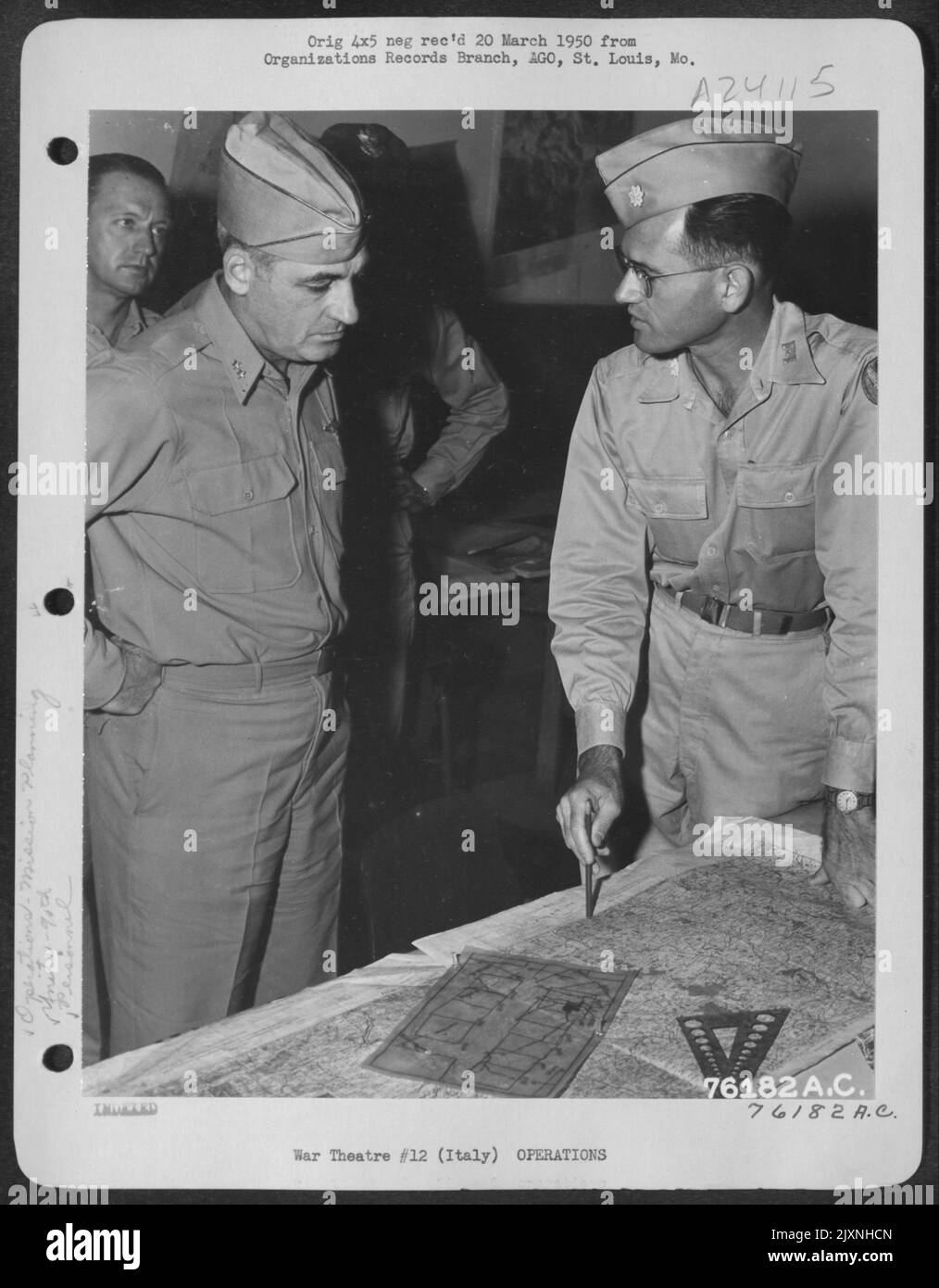 Generalmajor Nathan F. Twining studiert Eine Karte auf Einer Photo ...