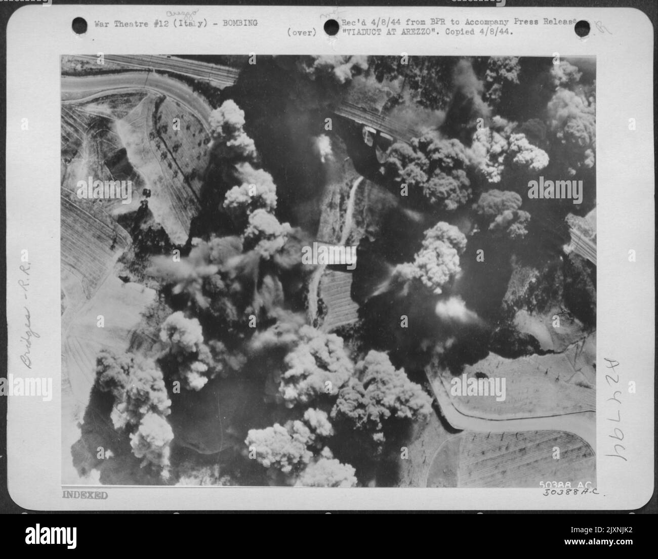 Bomben, die das Viadukt in Arezzo, Italien, südöstlich von Florece, schlugen, schufen dieses beeindruckende Foto, als B-26 Marodeur von LT. General Ira C. Eakers Mediterranean Allied Air Forces (MAAF) das strategische Ziel Angriffen. Zurückkehrende Piloten und Bombenangriffe Stockfoto