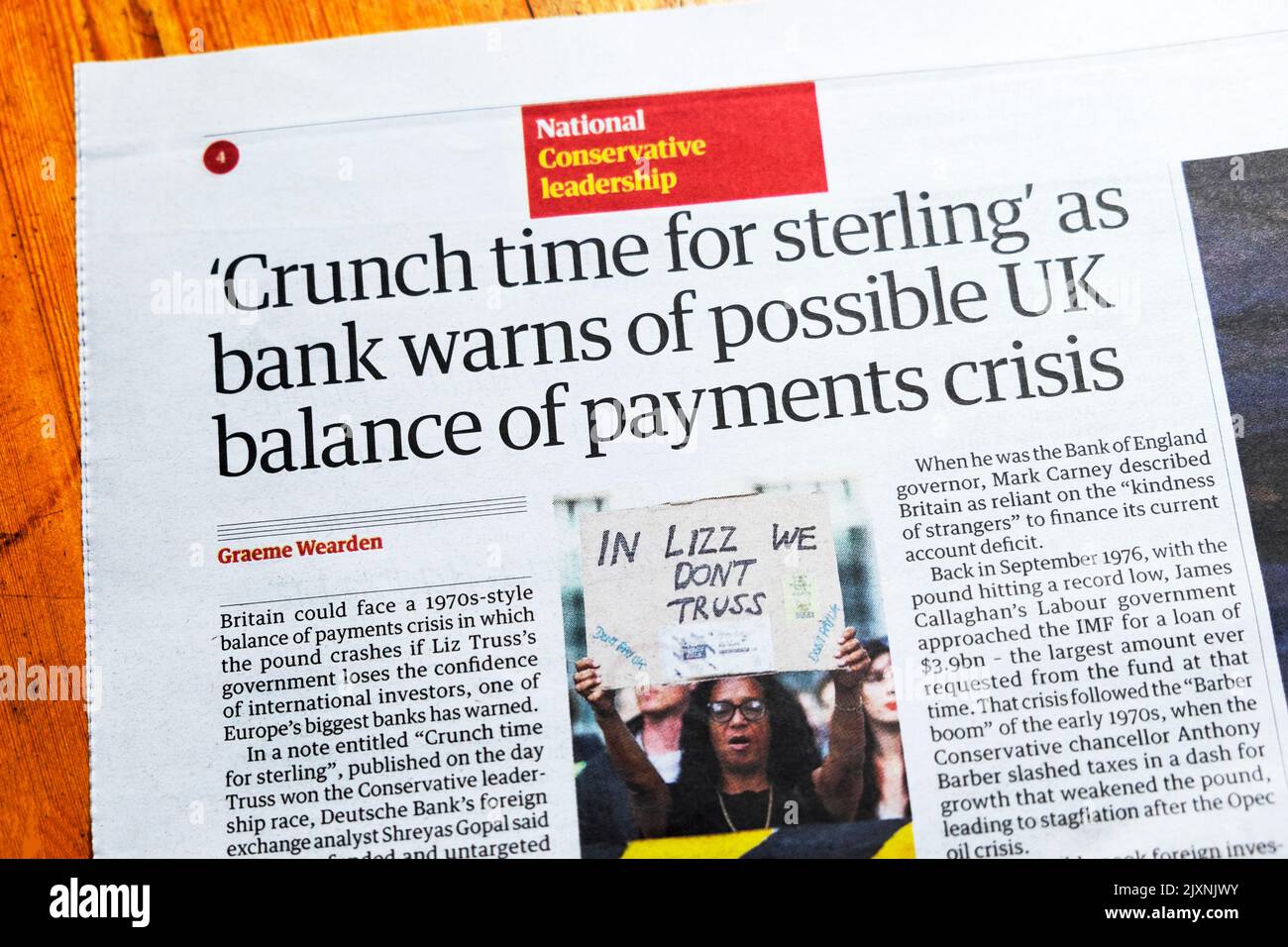 „Crunch time for Sterling“, wie die Bank vor einer möglichen Krise der britischen Zahlungsbilanz warnt“, titelt der Artikel des Guardian am 6.. September 2022 Großbritannien Stockfoto