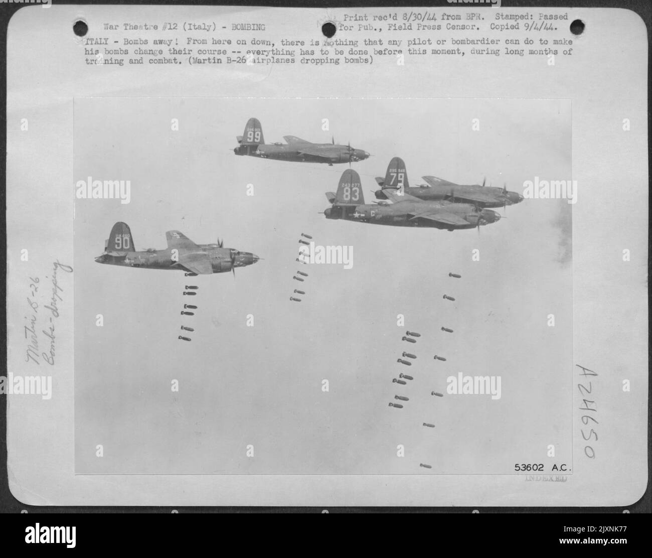 ITALIEN bombardiert weg! Von hier an gibt es nichts, was ein Pilot oder bombardier tun kann, um seine Bomben zu einem Kurswechsel zu bringen - alles muss vor diesem Moment, während langer Monate des Trainings und der Kämpfe, getan werden. (Martin B-26 Flugzeuge fallen Stockfoto