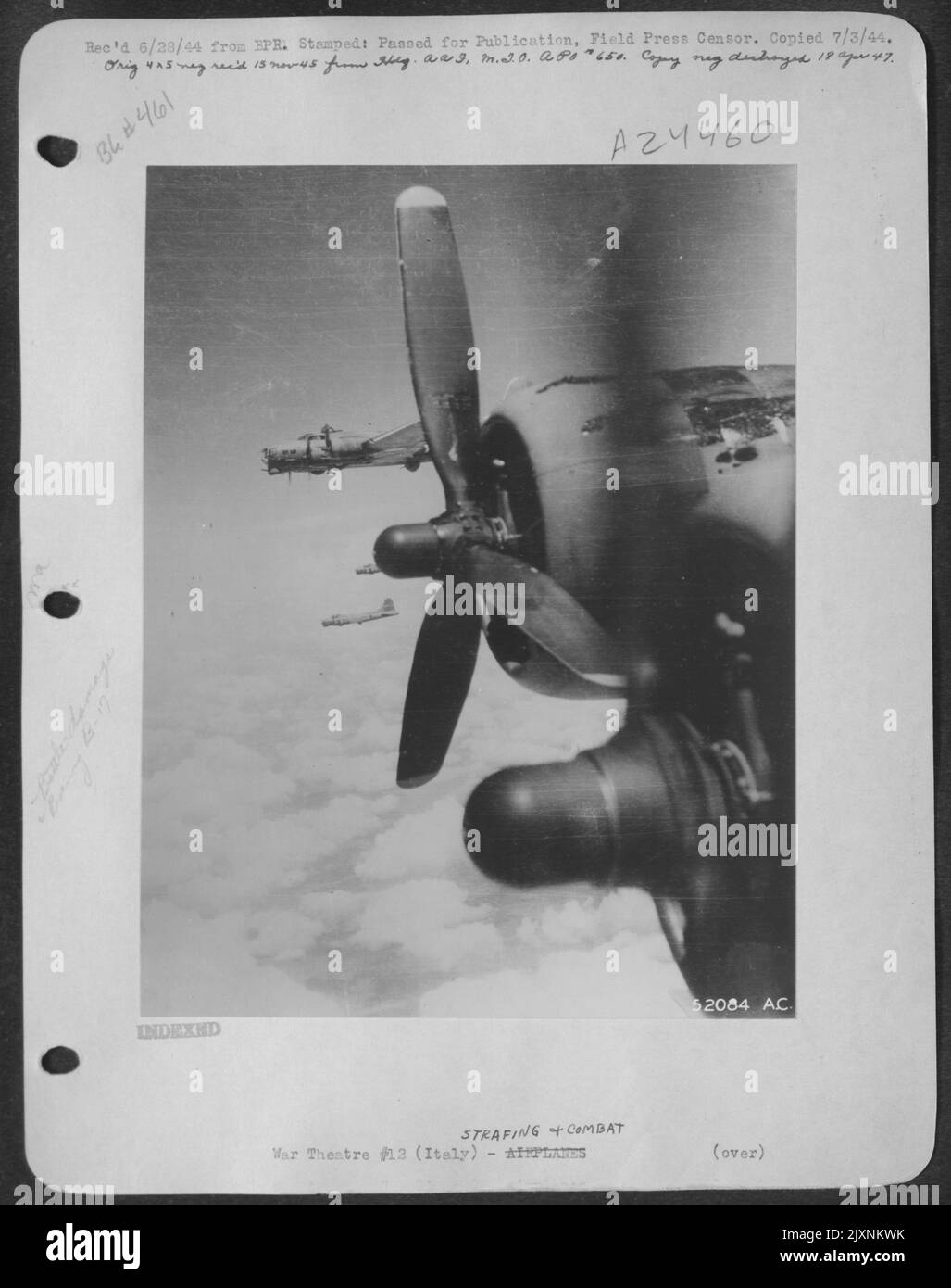 Die gefiederte Stütze des Motors der Nummer 4 dieser Boeing B-17 Flying Fortress der 15. AAF ist abgebildet, nachdem der Motor während der Rückfahrt von einem Ziel in Norditalien ausgebrannt war. Dieses Foto wurde vom bombardier des Schiffes aufgenommen. Stockfoto