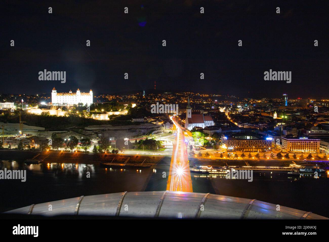 bratislava bei Nacht vom ufo-Turm aus gesehen Stockfoto