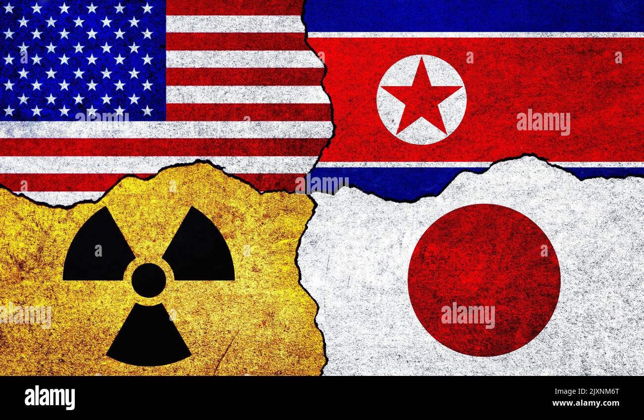 Flaggen der USA, Nordkoreas, Japans und Strahlungssymbol an einer Wand. USA, Japan und Nordkorea Atomabkommen oder Spannungskonzept Stockfoto