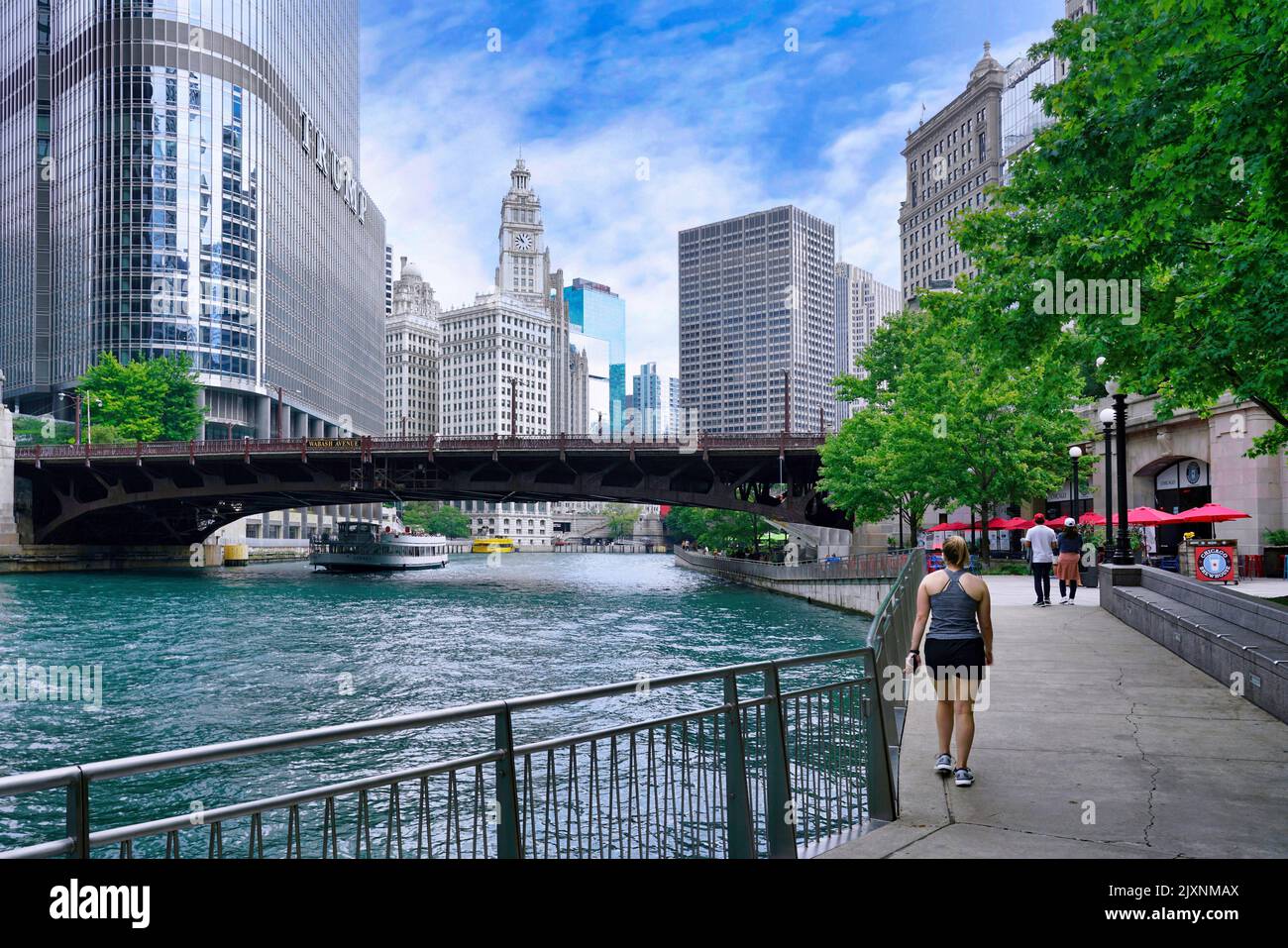 Der Riverwalk entlang des Chicago River verfügt über Bänke und Cafés und bietet Bewegung mit Blick auf die vielfältige Architektur. Stockfoto