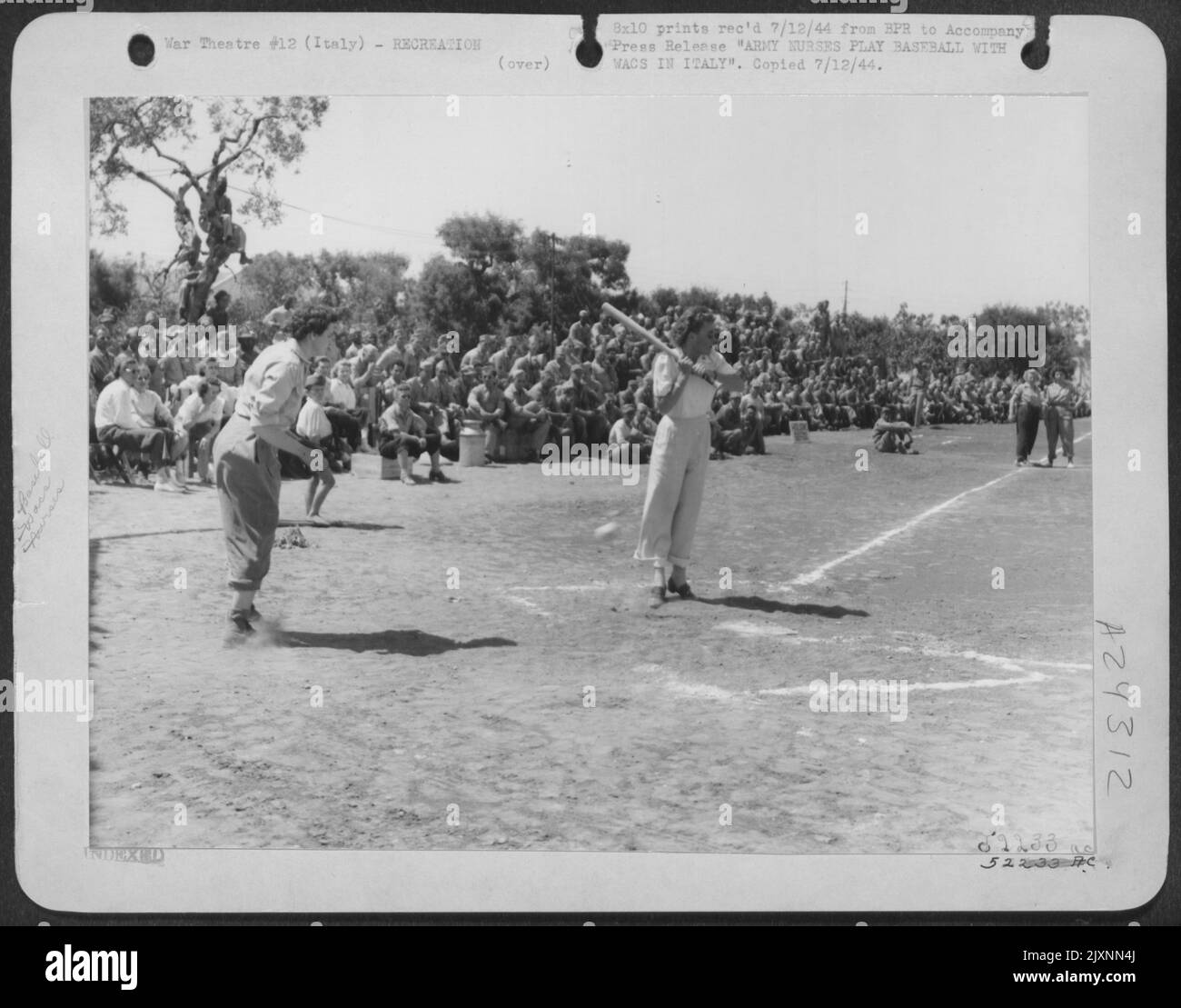 IN ITALIEN SPIELEN KRANKENSCHWESTERN DER ARMEE MIT WACS BASEBALLSPIELE. Es ist das erste Baseballspiel, das jemals im Mediterranean Theatre zwischen WACS und Krankenschwestern gespielt wurde. Etwa 4.000 Zuschauer, Mitglieder des Air Service Command und des Adriatic Depot Stockfoto