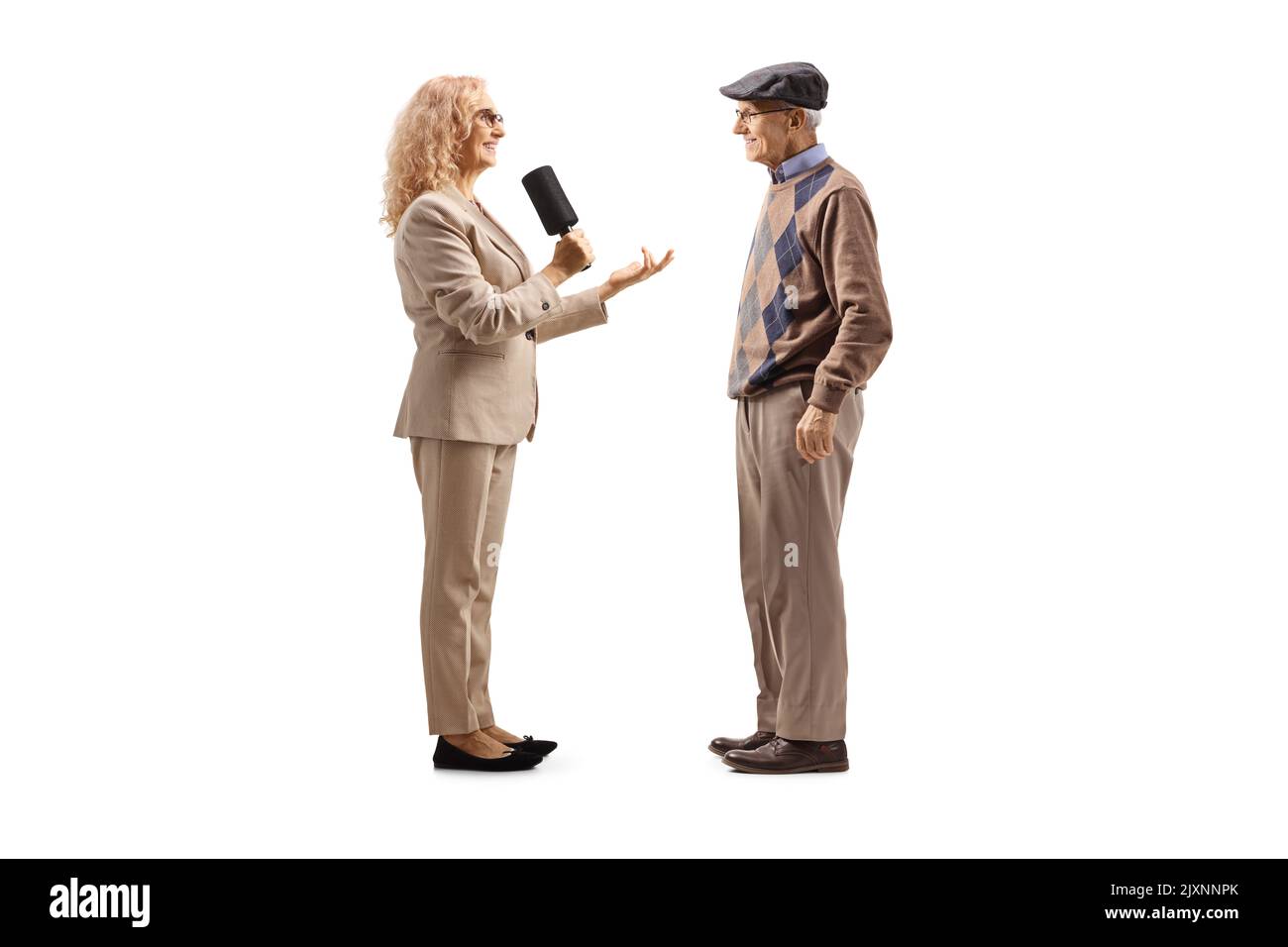 Eine Reporterin interviewte einen älteren Mann, isoliert auf weißem Hintergrund Stockfoto