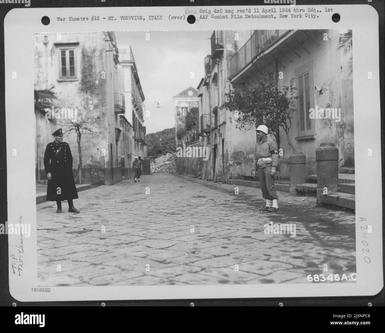 Ein Italienischer Carboniere Und Zwei Abgeordnete Bleiben In Der Stadt Massa Di Somma, Italien, Nach Der Evakuierung Von Zivilisten Während Des Ausbruchs Des Mt. Vesuv Am 23. März 1944. Der Sich Nähernde Lavastrom Ist Im Hintergrund Zu Sehen. Stockfoto