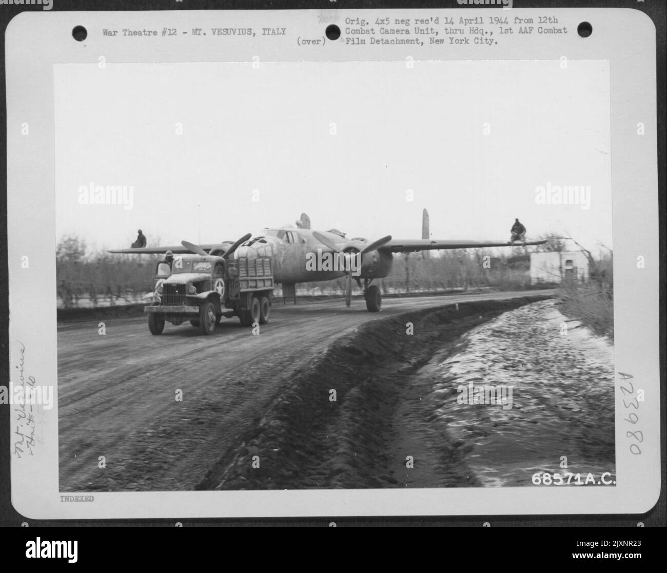 Auf der Militärautobahn von Pompeji zum Vesuiviusfeld in Italien schleckt Ein LKW Eine nordamerikanische B-25 der 340Th Bombengruppe nach dem Ausbruch des Mt. Vesuv Am 23. März 1944. Stockfoto