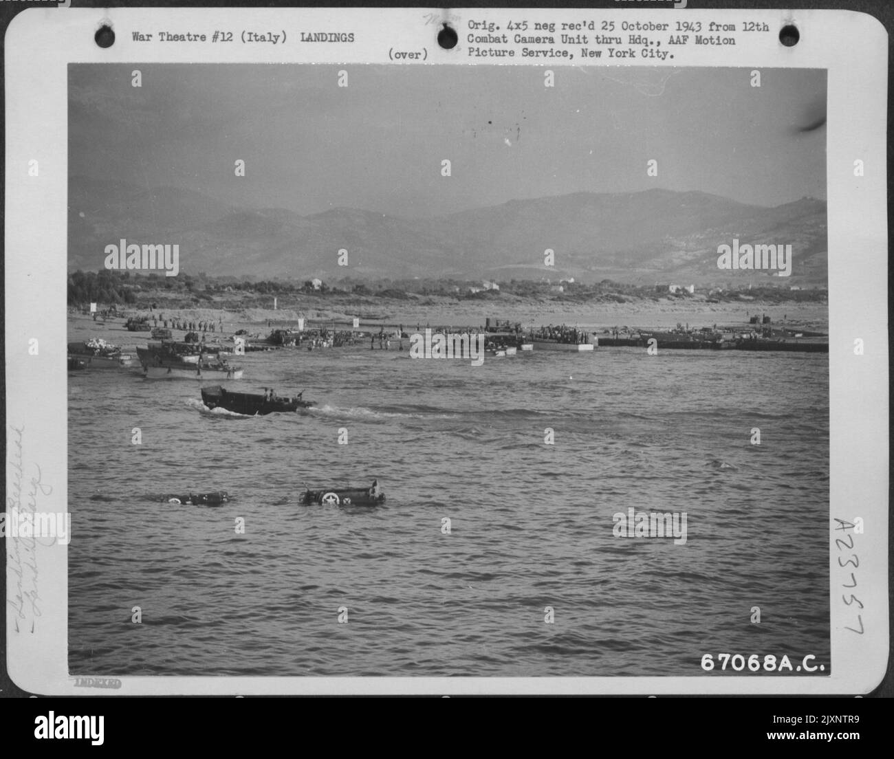 Am 9. September 1943 startete die 5. Armee eine wichtige amphibische Operation in der Nähe von Salerno, Italien. Beladenes Landungsschiff stürzte an Land und leitete die Operation Avalanche ein, um Italien von der Achsenkontrolle zu befreien. Diese erfolgreiche Landung schuf einen wichtigen Fuß und löste eine heftige Kampagne für die Befreiung der italienischen Halbinsel aus. Stockfoto