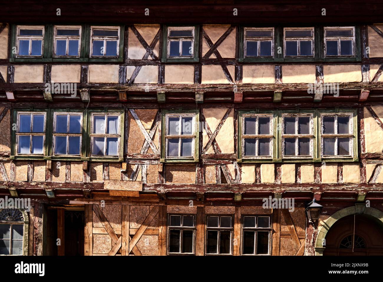 Romantisches altes Fachwerkhaus, renovierungsbedürftig mit abblätternder Farbe und verwitterten Balken in der Harzer Stadt Stolberg Stockfoto