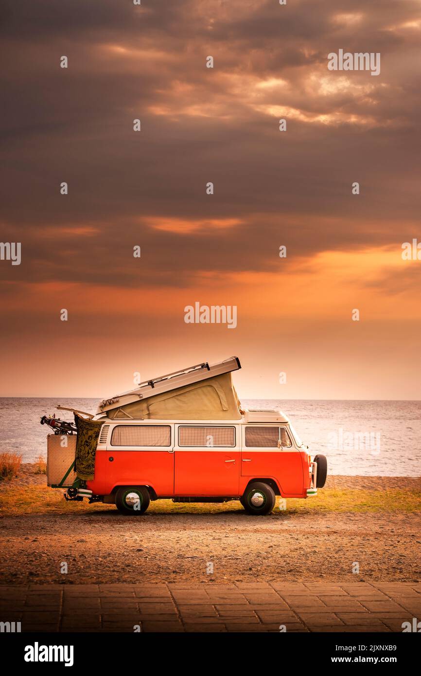 Volkswagen T2 Campervan Westfalia Van oder Bus parkt am Ufer von Agiokampos Beach, Griechenland Stockfoto