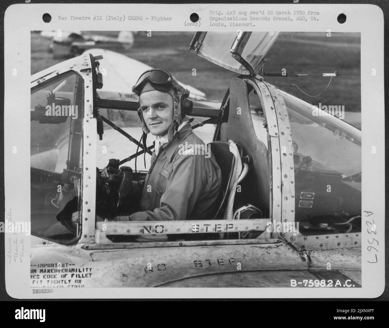 Als Pilot der 94. Fighter Squadron posiert die 1. Fighter Group im Cockpit seiner Lockheed P-38 Lightning auf einem Flugplatz irgendwo in Italien. Stockfoto