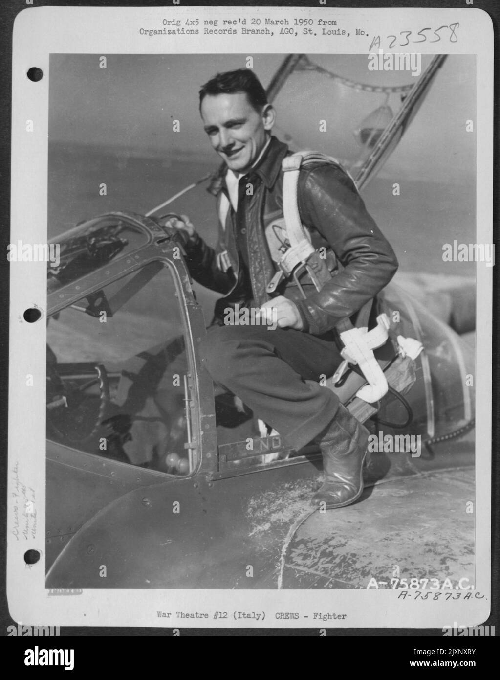 Ein Pilot der 94. Fighter Squadron, 1. Fighter Group, klettert auf einem Luftwaffenstützpunkt irgendwo in Italien in das Cockpit seiner Lockheed P-38 Lightning. Stockfoto