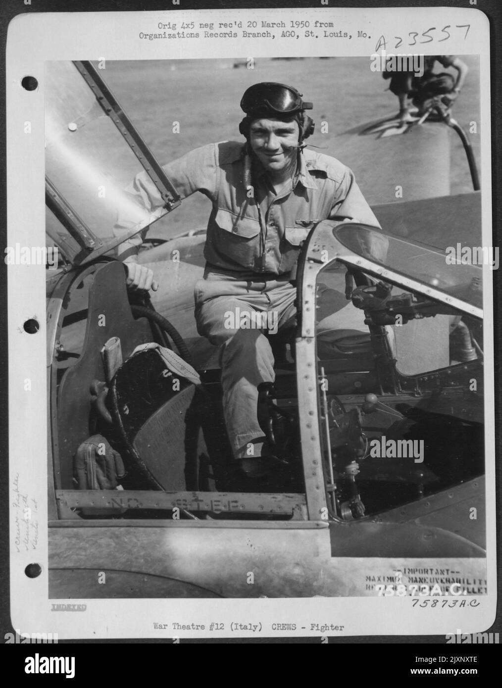 Ein Pilot der 94. Fighter Squadron, 1. Fighter Group, klettert auf einem Luftwaffenstützpunkt irgendwo in Italien in das Cockpit seiner Lockheed P-38 Lightning. Stockfoto