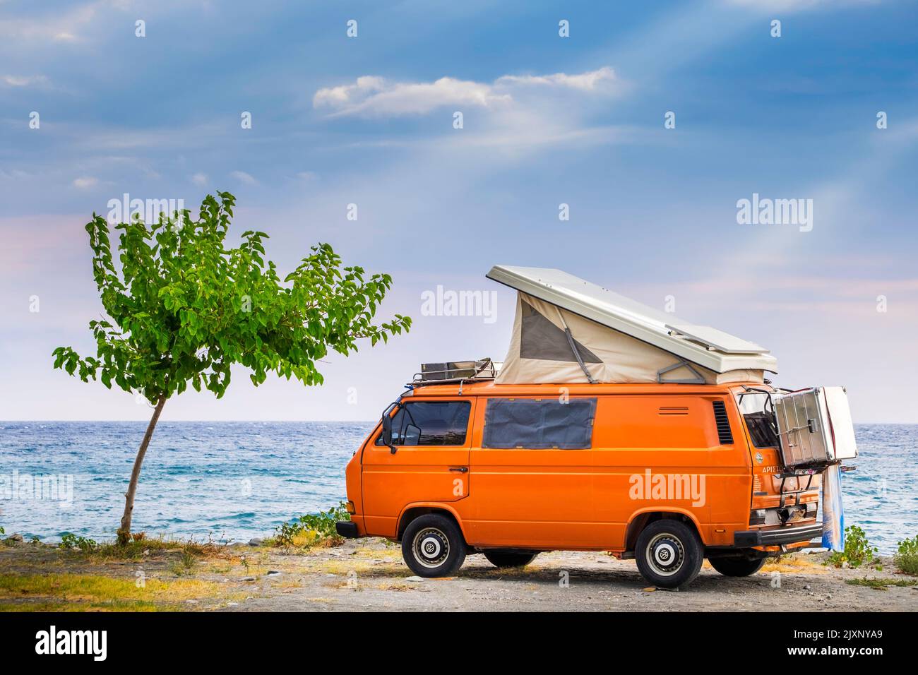 Volkswagen T3 Campervan Westfalia Van oder Bus parkt am Ufer von Agiokampos Beach, Griechenland Stockfoto