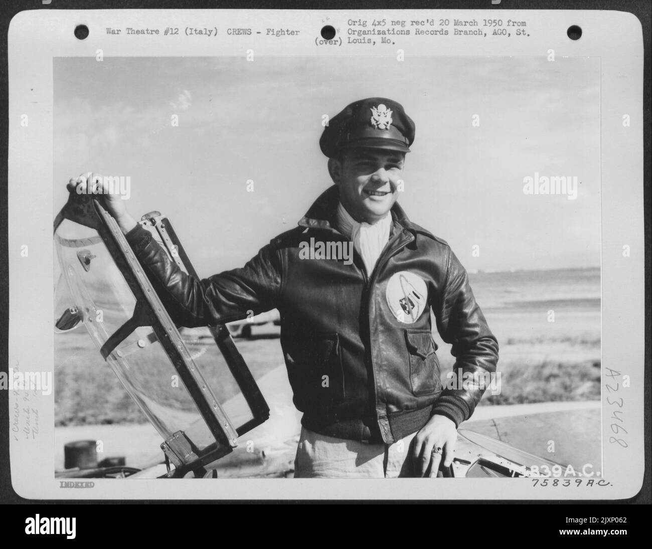 Ein Pilot der 94. Fighter Squadron, 1. Fighter Group, auf seinem ...