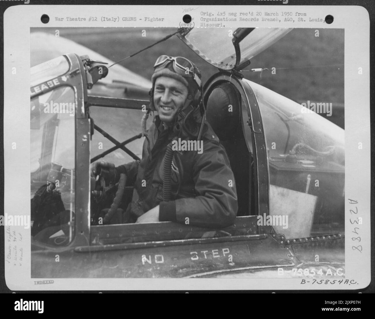 Ein Pilot der 94. Fighter Squadron, 1. Fighter Group, sitzt im Cockpit ...