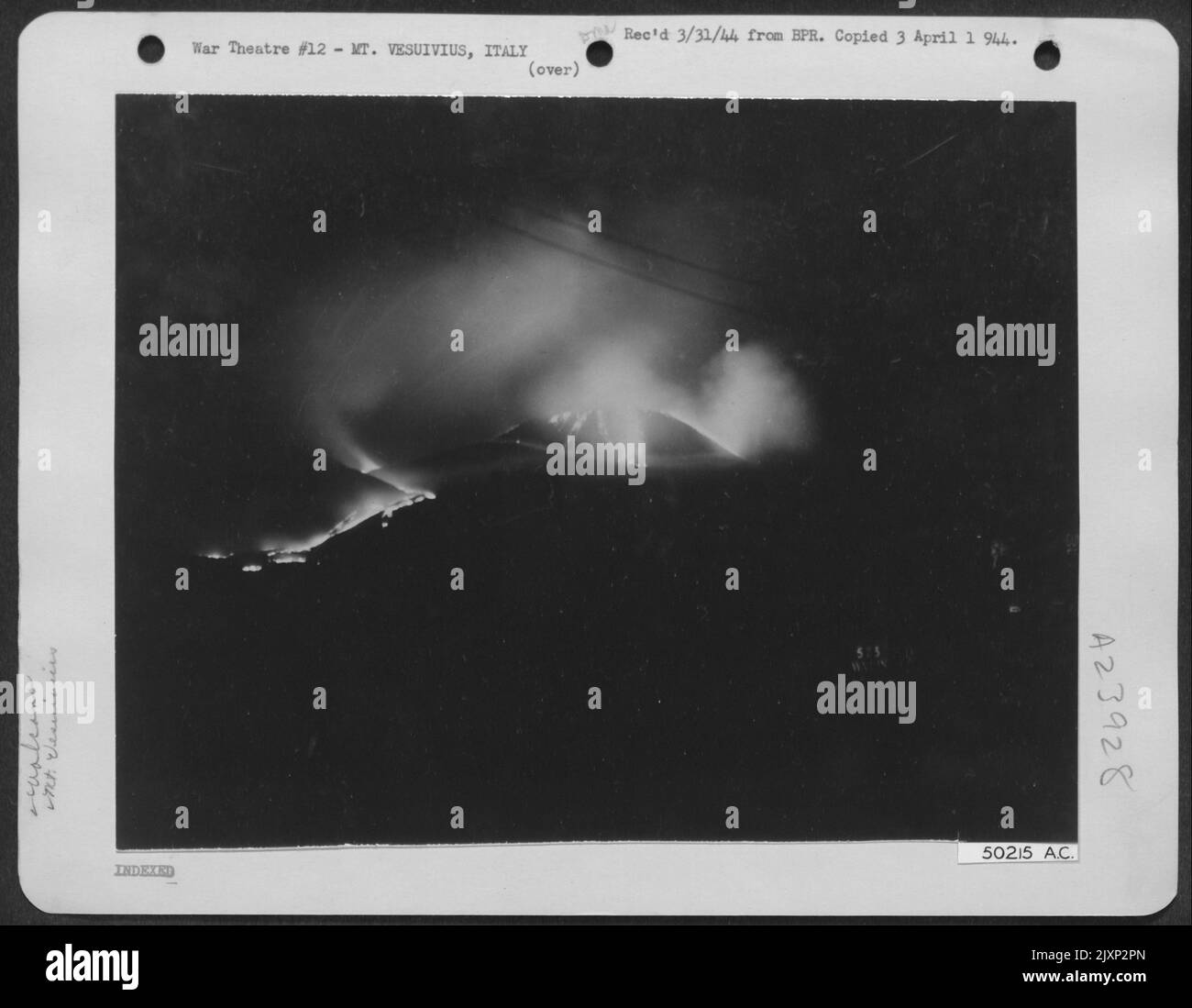 Dieses bemerkenswerte Foto von Mt. Der Vesuv wurde von einem Fotografen der Mediterranean Allied Air Forces von der Straße Neapel-Pompeji aufgenommen. Die Ströme von geschmolzener, heißer Lava haben langsam alles eingeäschert, was die Bewohner der Städte zwang Stockfoto