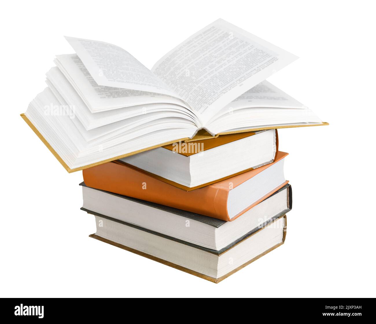 Stapel von Büchern und ein geöffnetes Buch auf der Oberseite isoliert auf weiß Stockfoto