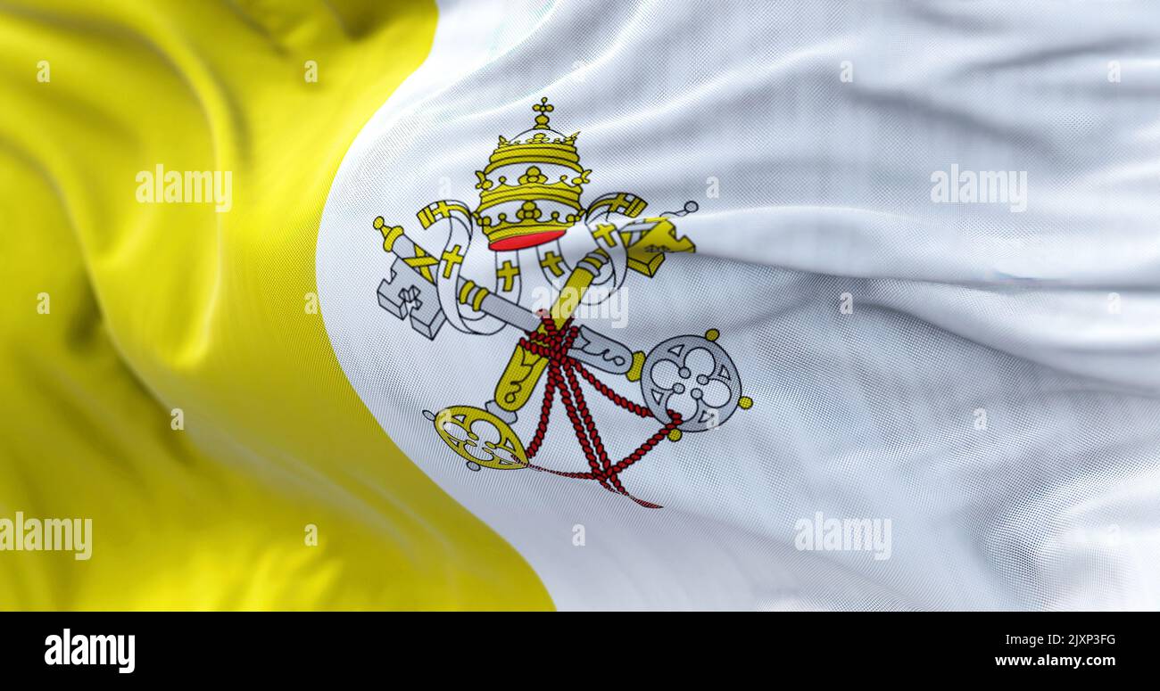 Nahaufnahme der im Wind winkenden Nationalflagge des Vatikans. Die Vatikanstadt ist ein unabhängiger Stadtstaat und eine Enklave, die von Rom, Italien, umgeben ist. Fa Stockfoto