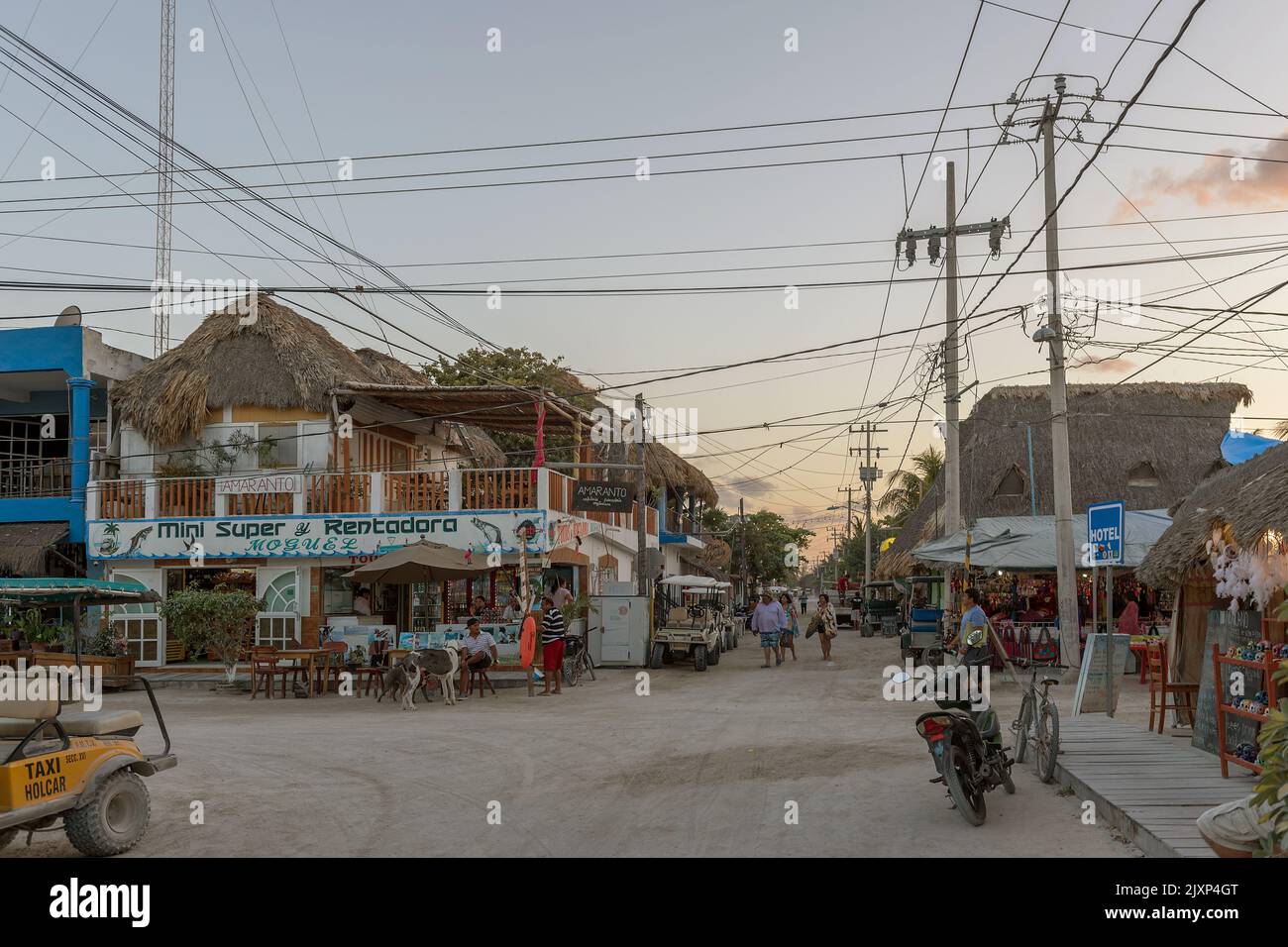 Touristen auf einer Sandstraße in Holbox Island, Quintana Roo, Mexiko Stockfoto