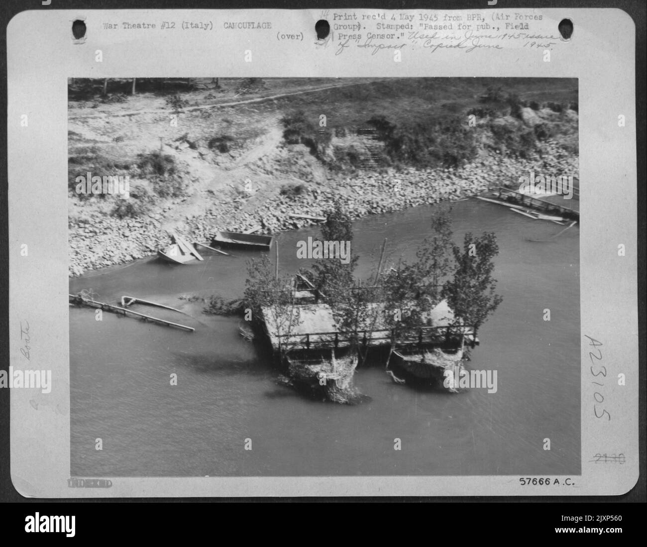 Keine Chance Auf Das Verlassen Ihrer Montierten Pontoon-Brücken -- Ziele Für Alliierte Luftwaffe -- Die Wehrmacht Nutzte Teile Der Brücken, Um Männer Und Vorräte Über Den Po In Italien Zu Transportieren, Während Sie Sich Zurückzog. Diese Zwei-Boote-Sektion Ist Camo Stockfoto