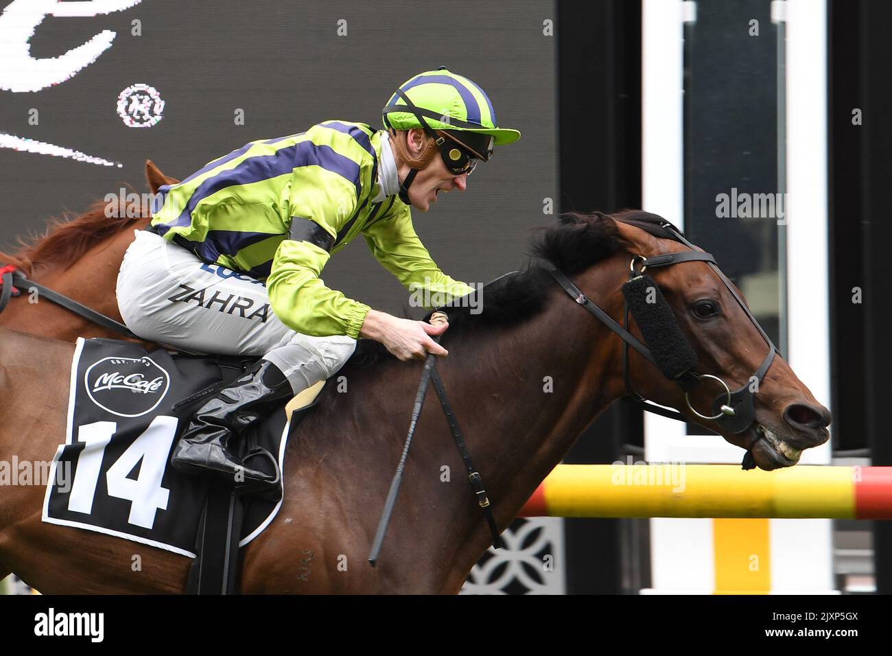 Jockey Mark Zahra fährt Ventura Storm zum Sieg im Rennen 8, dem McCafe Moonee Valley Gold Cup am Cox Plate Day auf der Moonee Valley Racecourse in Melbourne, Samstag, 27. Oktober 2018. (AAP-Bild/James Ross) Stockfoto