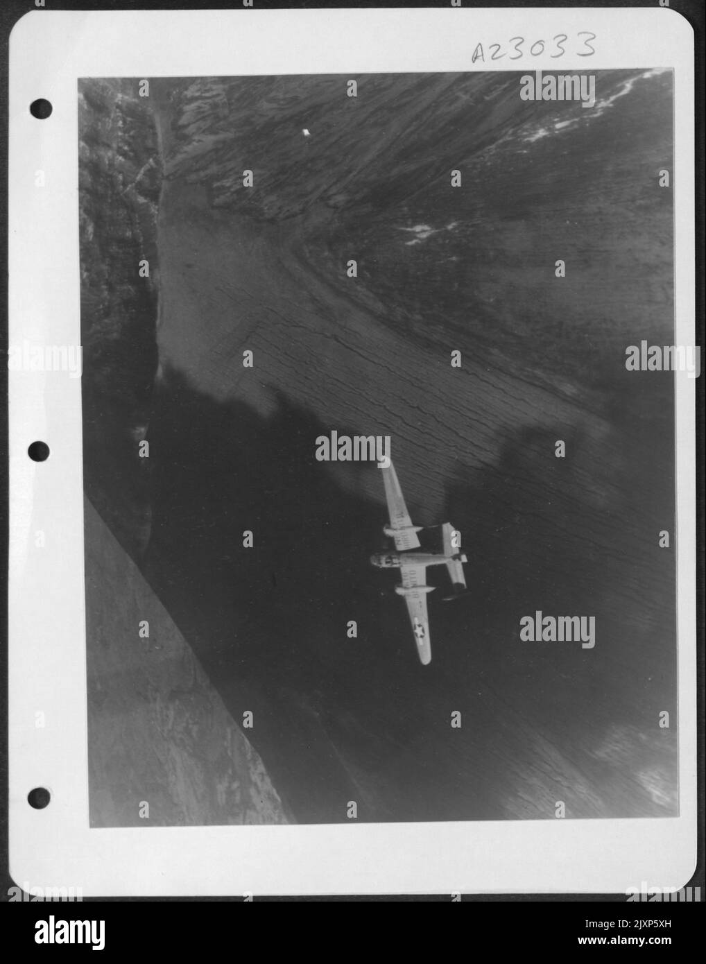 Eine nordamerikanische B-25 Mitchell fliegt über den Vesuv. Auf Dem Flugzeug Ist Gemalt 'Finito Benito, Next Hirohito' Schreiben Finish To Hitler Und Grüße An Hirohito. Auf diese Weise feierte die AF von 12. den Bericht über Hitlers Tod und das Kommen Stockfoto