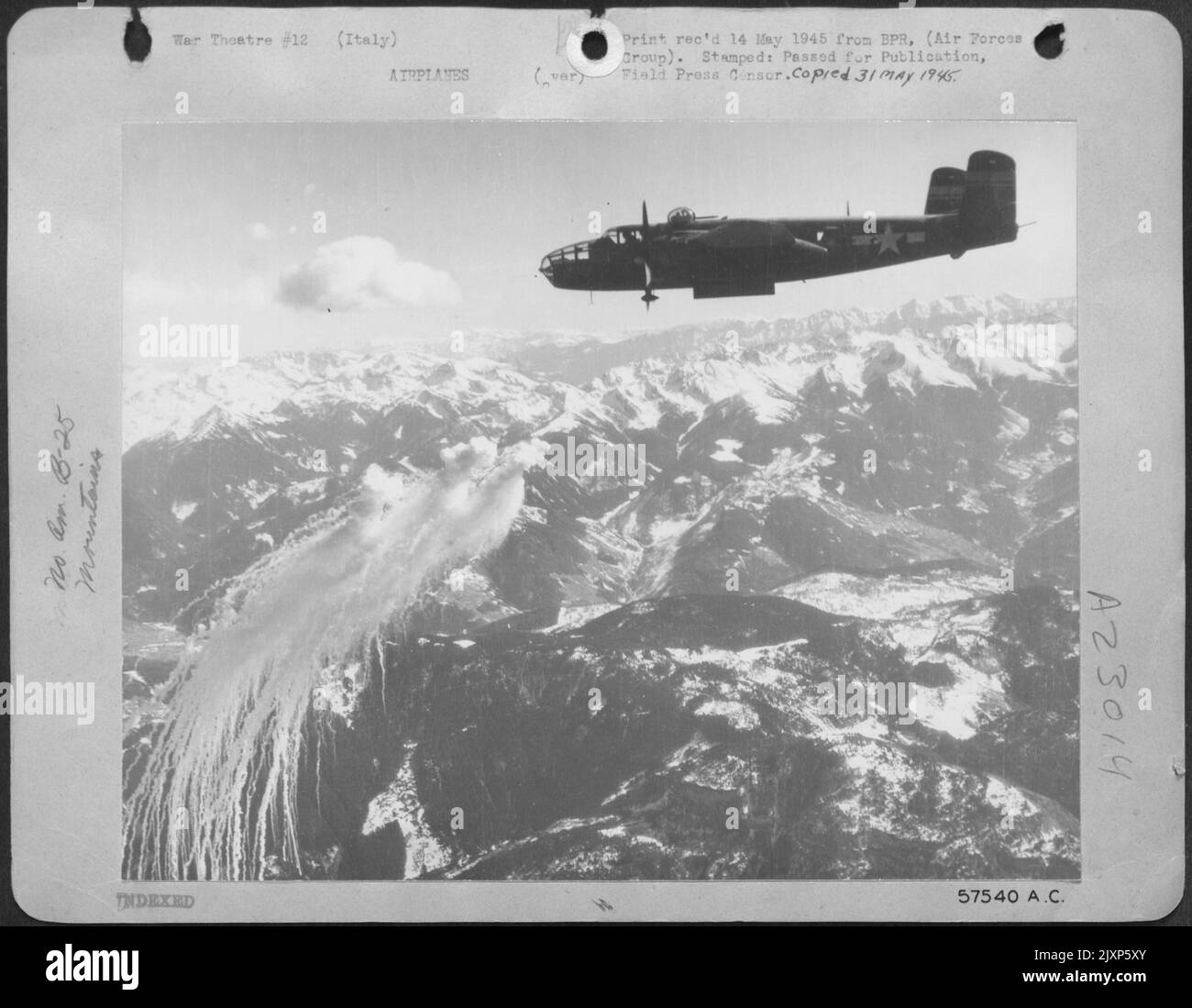 Dieses spektakuläre Bild von Flak-Bomben, die in der Luft platzen, wurde von einem Kameramann des US-amerikanischen B-25 Mitchell-Bombers Alert 12. AF aufgenommen. Die früh explodierten Bomben hätten die deutschen Anti-Aircraft-Batterien mit Einer Dens bedeckt Stockfoto