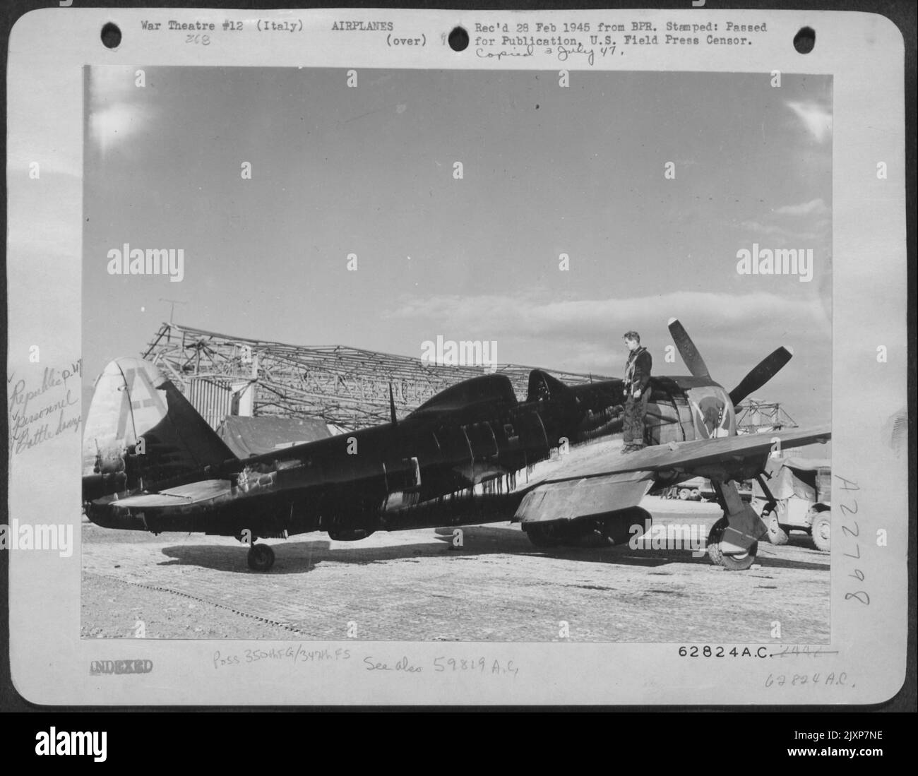 Flak Schnitt die Hauptöllinie seiner Republik P-47 Thunderbolt, so dass 1. LT. Edwin L. King, New Lebanon, Ohio, nur auf Ein Gebet zurückflog. Öl Zog Seinen Vordach Zurück Und Durchtränkt Ihn Vollständig. Aber Er Landete Sicher, Gerade Als Der Motor Einfrierte. Er Hat Die Flak Stockfoto