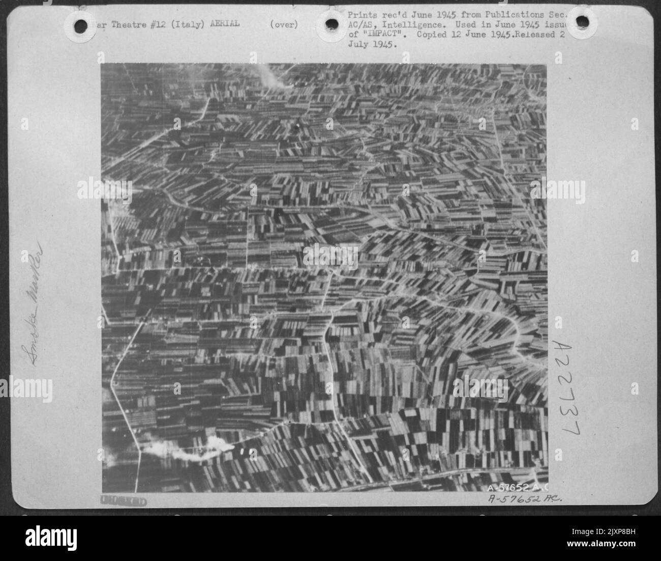 Italien – die Probleme mit der Navigation wurden am 9. April 1945 für 15. AF-Heavien durch die Verwendung von Bodenmarkern, einschließlich Tafeln in die Ziele, vereinfacht. Stockfoto