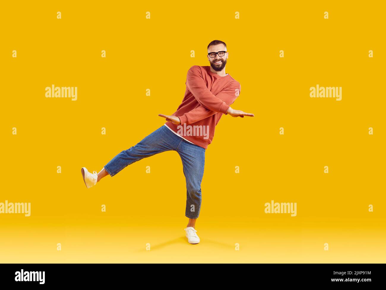 Portrait von fröhlichen und positiven Mann in guter Laune Spaß auf orangenen Hintergrund. Stockfoto