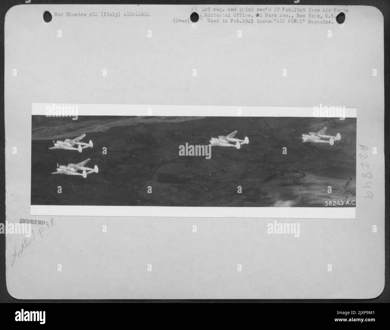 Mit einem Flügelmann, der jeden Elementführer bedeckt, fliegen diese Lockheed P-38 Blitze in Kampfformation zu einem Ziel in Norditalien. Stockfoto