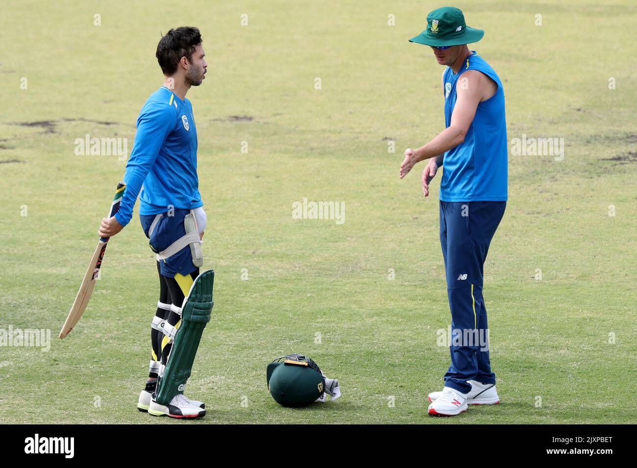 Farhaan Behardien (links) und Chris Morris vom südafrikanischen ODI Cricket-Team werden am Freitag, den 2. November 2018, während einer Trainingseinheit im WACA in Perth gesehen. Australien spielt Südafrika in der ersten ODI im Optus Sadium in Perth am Sonntag.(AAP Image/Richard Wainwright) Stockfoto