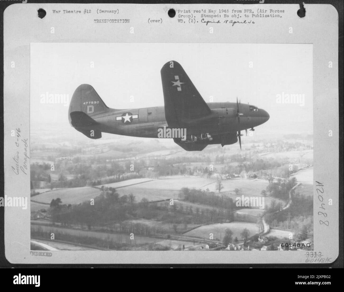 Curtiss C-46 Commando des Generalmajors Paul L. Williams' US-Truppe Carrier Forces, die an der epischen Flugdivision von Rese-Wesel, Deutschland, teilnehmen. Beachten Sie, Dass Der Vorräte-Parapack An Der Unterseite Des Rumpfes Auf Die Männer Unten Fallen Gelassen Werden Muss. Stockfoto
