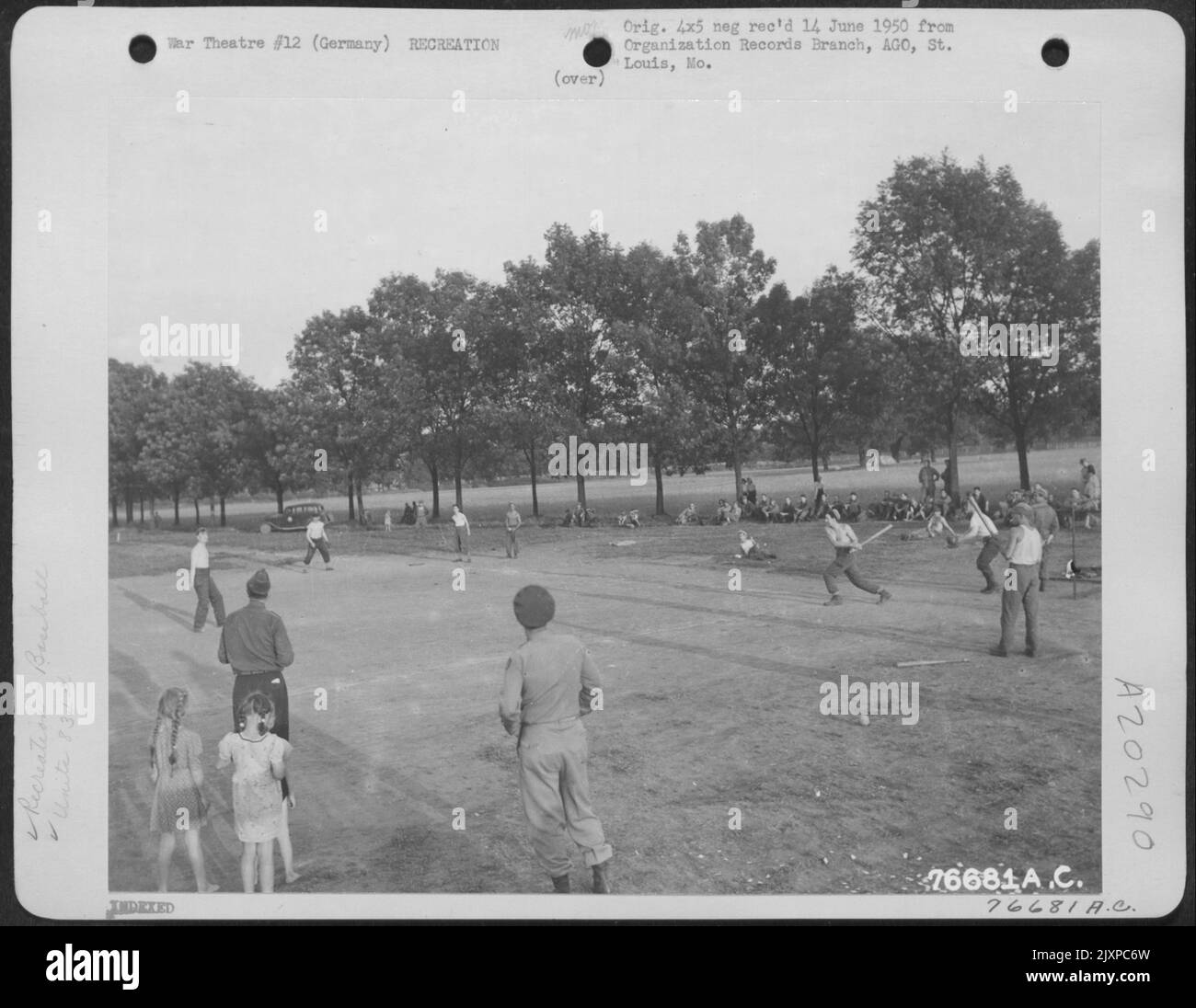 Mitglieder des 834Th Engineer Aviation Bataillon Baseballteams üben auf ihrer Basis in Furth, Deutschland, für zukünftige Spiele. Stockfoto