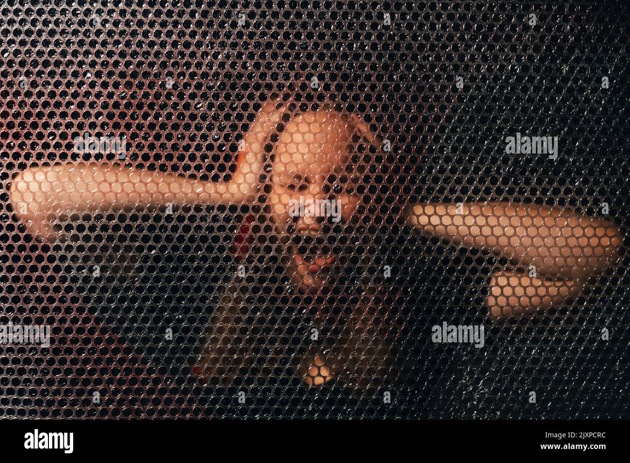 Frustrierte Frau geistige Störung strukturierte Dunkelheit Stockfoto