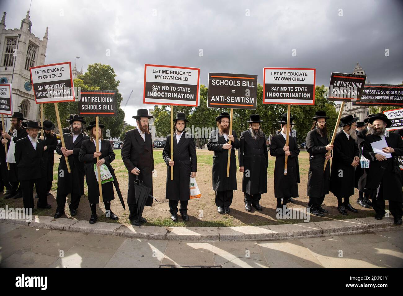 London, Großbritannien. 7.. September 2022. Die ultra-orthodoxe jüdische Gemeinde versammelt sich auf dem Parliament Square, um gegen das Bildungsministerium zu protestieren, um das Bewusstsein für das Schulgesetz zu schärfen, das derzeit im Parlament vorbereitet wird und das versucht, die Grundlagen der religiösen Bildung zu verändern. 07. September 2022, London, Großbritannien Credit: Jeff Gilbert/Alamy Live News Stockfoto