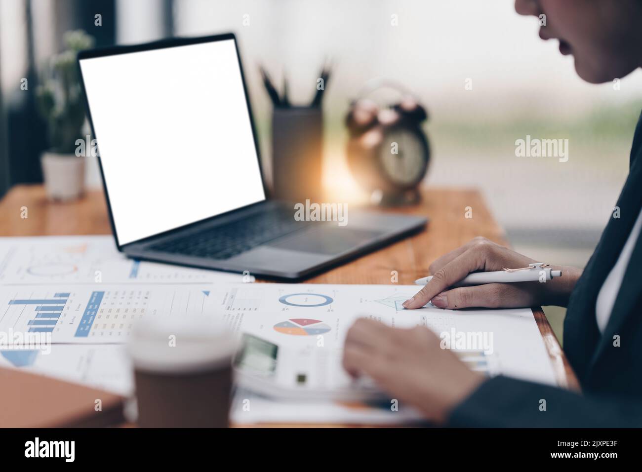 Analyse des Fondmanagers Investmentbörse im Büro. Stockfoto